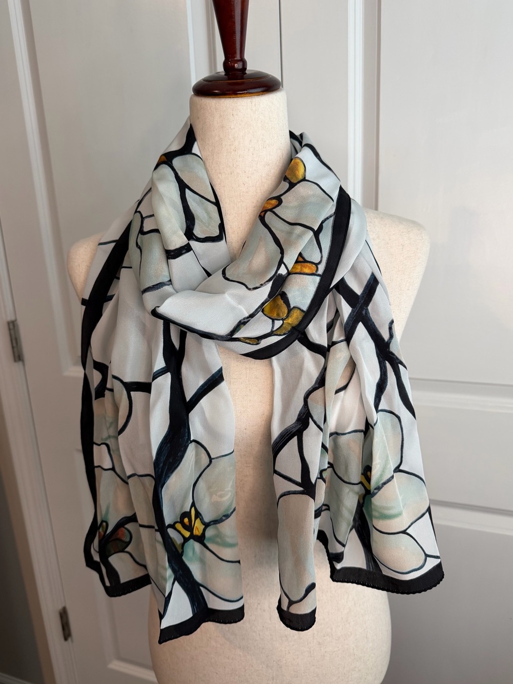 Metropolitan Museum of Art Louis C. Tiffany White Magnolia Oblong Silk Scarf - Picture 4 of 9